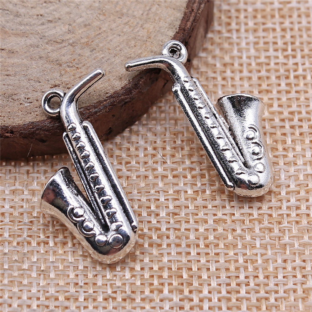 Musical Instrument Saxophone - 20 個 26x21mm (1.02x0.83 インチ) アンティークシルバーカラー楽器サックスチャームペンダント